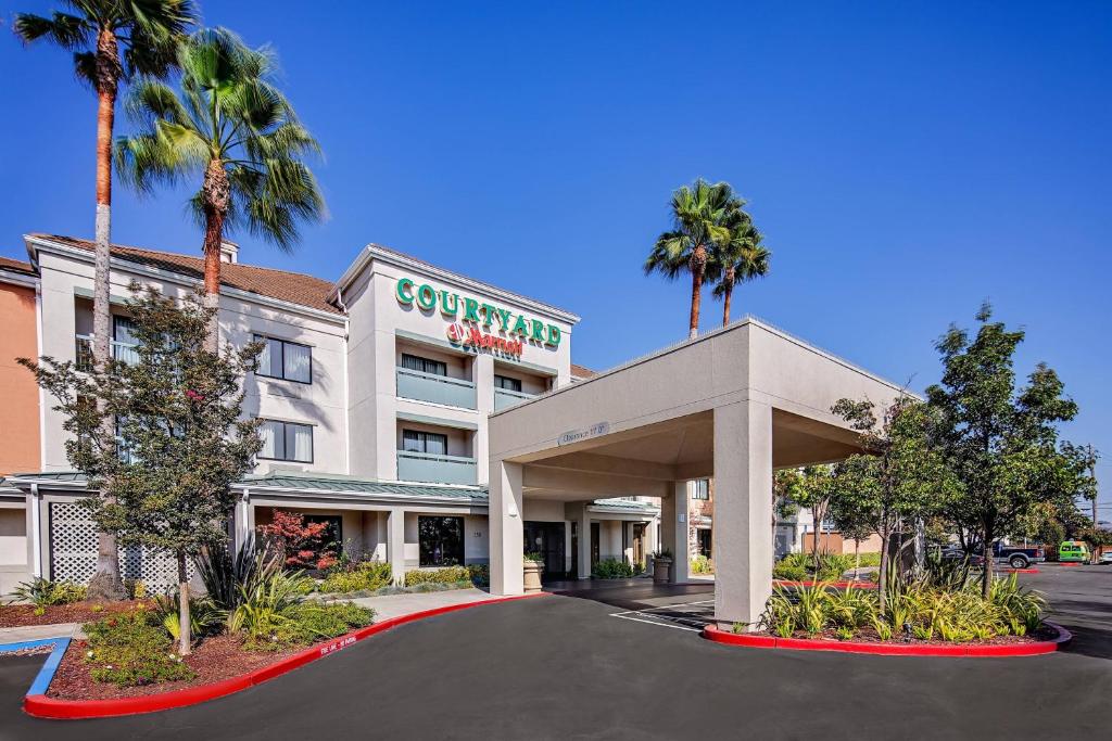 Courtyard by Marriott Oakland Airport​